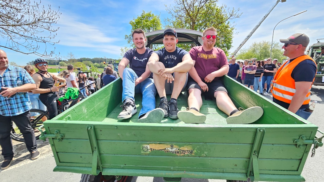 Bulldogtreffen in Kirchenpingarten... die Ausfahrt um 13:30Uhr.
Hunderte Oldtimer-Schlepper nahmen an der Rundfahrt teil.
Zahlreiche Besucher staunten und jubelten den Schleppern und deren Fahrern zu.
