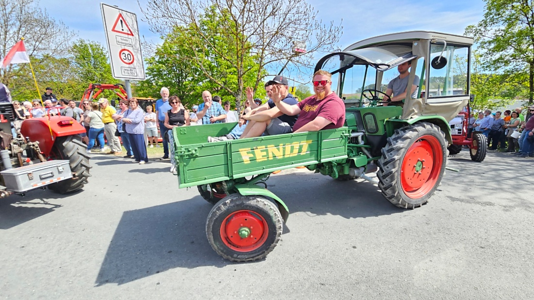 Bulldogtreffen in Kirchenpingarten... die Ausfahrt um 13:30Uhr.
Hunderte Oldtimer-Schlepper nahmen an der Rundfahrt teil.
Zahlreiche Besucher staunten und jubelten den Schleppern und deren Fahrern zu.