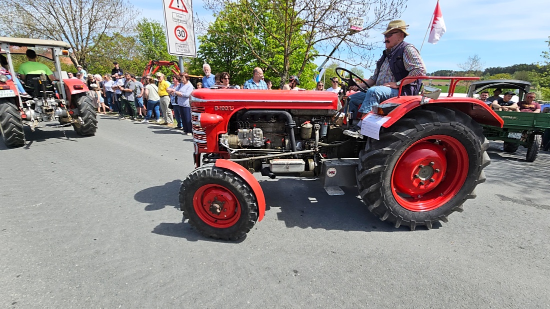 Bulldogtreffen in Kirchenpingarten... die Ausfahrt um 13:30Uhr.
Hunderte Oldtimer-Schlepper nahmen an der Rundfahrt teil.
Zahlreiche Besucher staunten und jubelten den Schleppern und deren Fahrern zu.