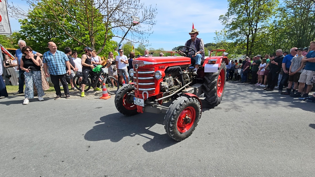 Bulldogtreffen in Kirchenpingarten... die Ausfahrt um 13:30Uhr.
Hunderte Oldtimer-Schlepper nahmen an der Rundfahrt teil.
Zahlreiche Besucher staunten und jubelten den Schleppern und deren Fahrern zu.