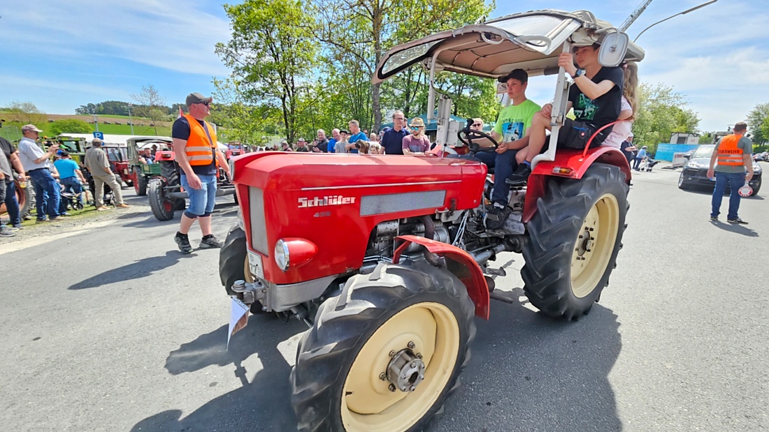 Bulldogtreffen in Kirchenpingarten... die Ausfahrt um 13:30Uhr.
Hunderte Oldtimer-Schlepper nahmen an der Rundfahrt teil.
Zahlreiche Besucher staunten und jubelten den Schleppern und deren Fahrern zu.