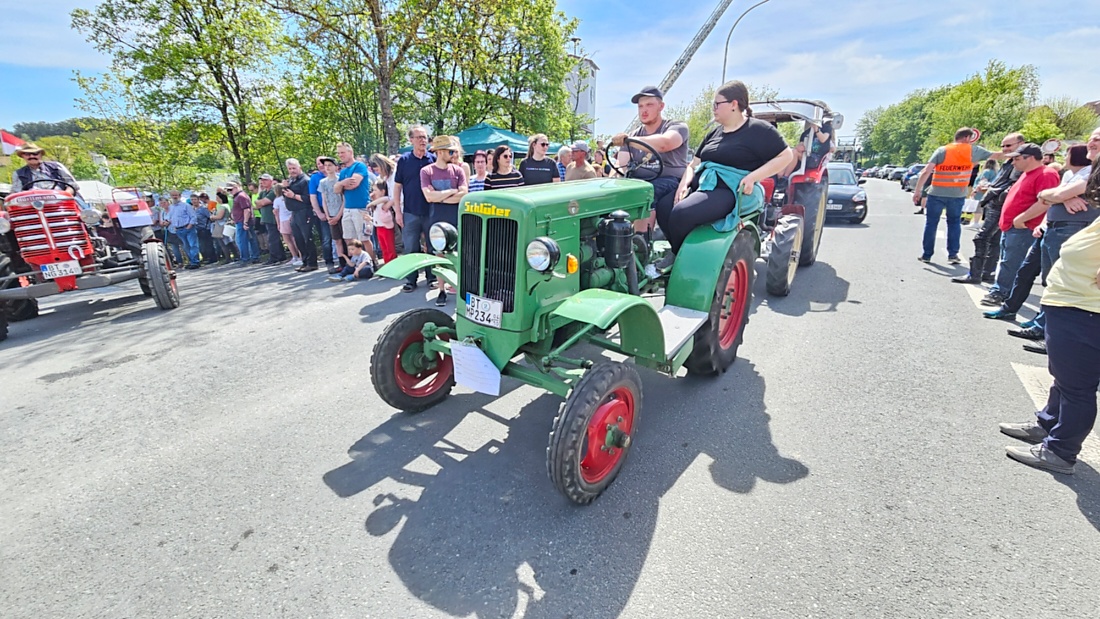 Bulldogtreffen in Kirchenpingarten... die Ausfahrt um 13:30Uhr.
Hunderte Oldtimer-Schlepper nahmen an der Rundfahrt teil.
Zahlreiche Besucher staunten und jubelten den Schleppern und deren Fahrern zu.