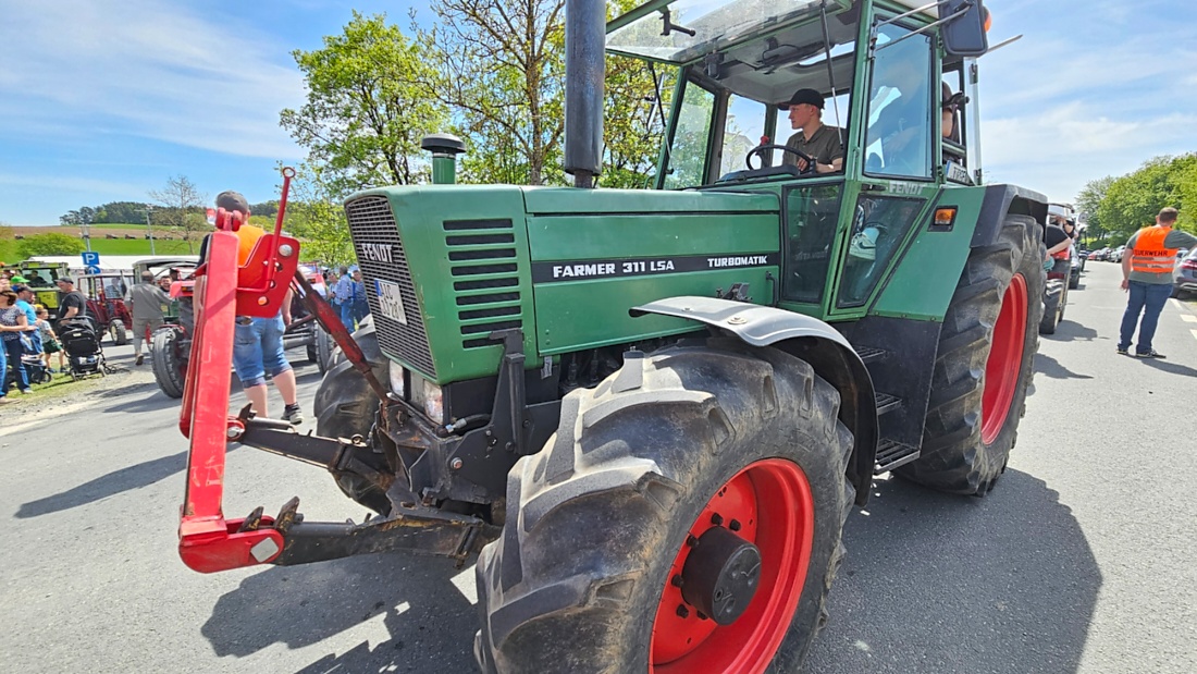 Bulldogtreffen in Kirchenpingarten... die Ausfahrt um 13:30Uhr.
Hunderte Oldtimer-Schlepper nahmen an der Rundfahrt teil.
Zahlreiche Besucher staunten und jubelten den Schleppern und deren Fahrern zu.