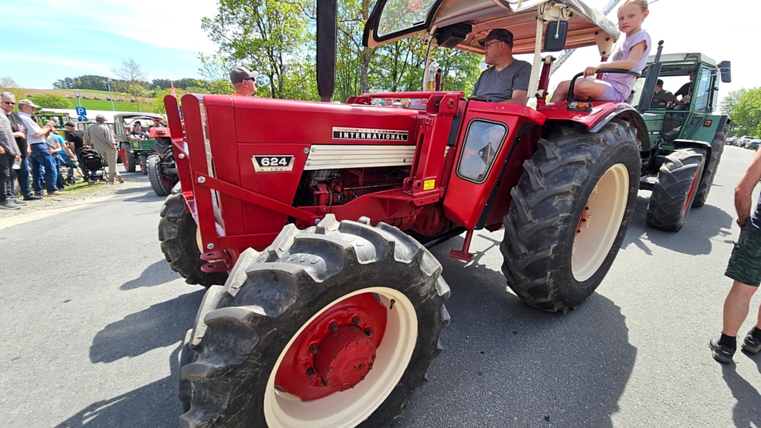 Bulldogtreffen in Kirchenpingarten... die Ausfahrt um 13:30Uhr.
Hunderte Oldtimer-Schlepper nahmen an der Rundfahrt teil.
Zahlreiche Besucher staunten und jubelten den Schleppern und deren Fahrern zu.