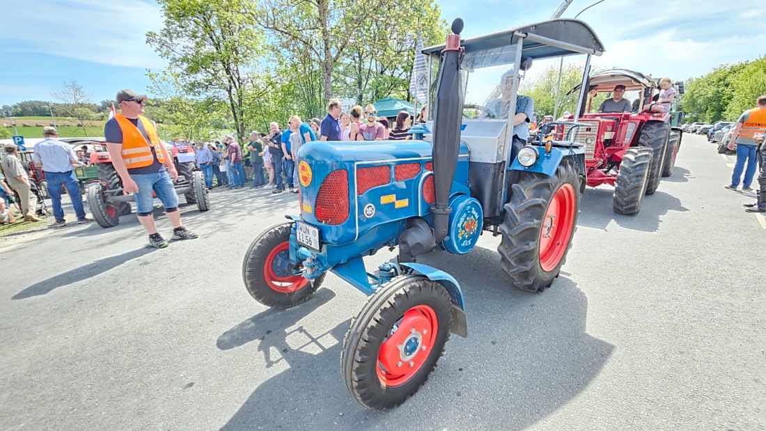 Bulldogtreffen in Kirchenpingarten... die Ausfahrt um 13:30Uhr.
Hunderte Oldtimer-Schlepper nahmen an der Rundfahrt teil.
Zahlreiche Besucher staunten und jubelten den Schleppern und deren Fahrern zu.