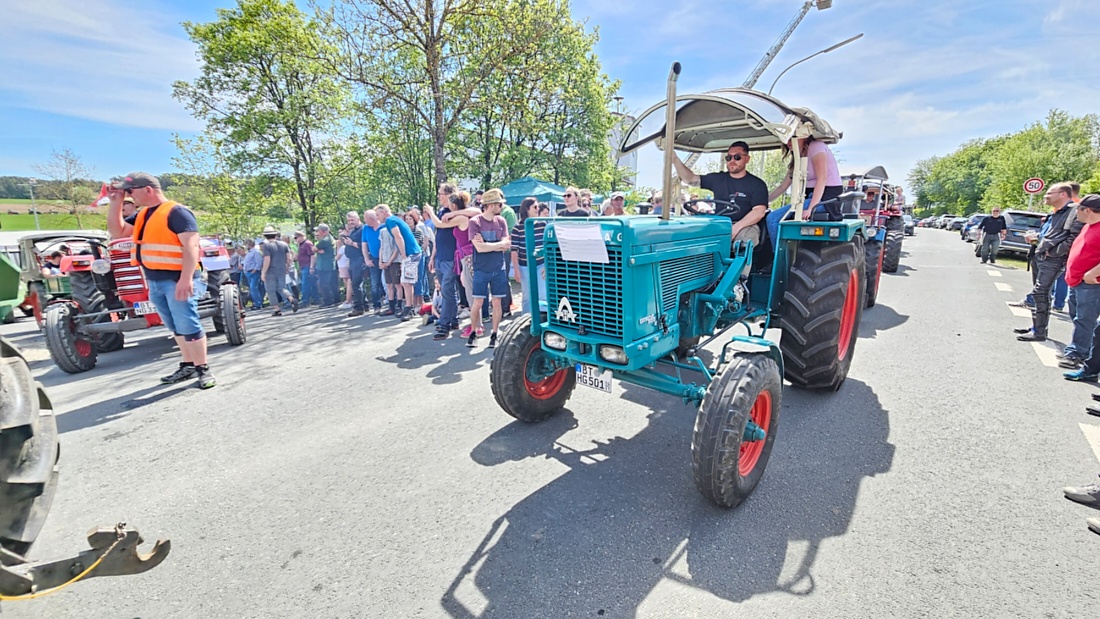 Bulldogtreffen in Kirchenpingarten... die Ausfahrt um 13:30Uhr.
Hunderte Oldtimer-Schlepper nahmen an der Rundfahrt teil.
Zahlreiche Besucher staunten und jubelten den Schleppern und deren Fahrern zu.