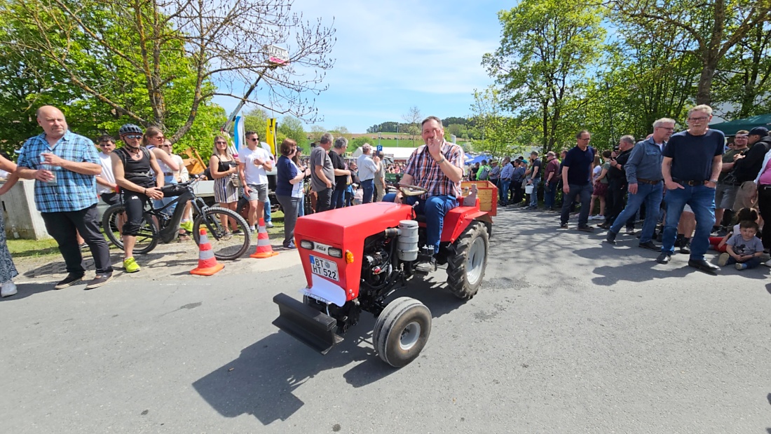 Bulldogtreffen in Kirchenpingarten... die Ausfahrt um 13:30Uhr.
Hunderte Oldtimer-Schlepper nahmen an der Rundfahrt teil.
Zahlreiche Besucher staunten und jubelten den Schleppern und deren Fahrern zu.
