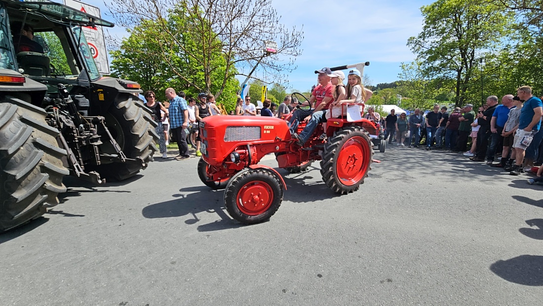 Bulldogtreffen in Kirchenpingarten... die Ausfahrt um 13:30Uhr.
Hunderte Oldtimer-Schlepper nahmen an der Rundfahrt teil.
Zahlreiche Besucher staunten und jubelten den Schleppern und deren Fahrern zu.