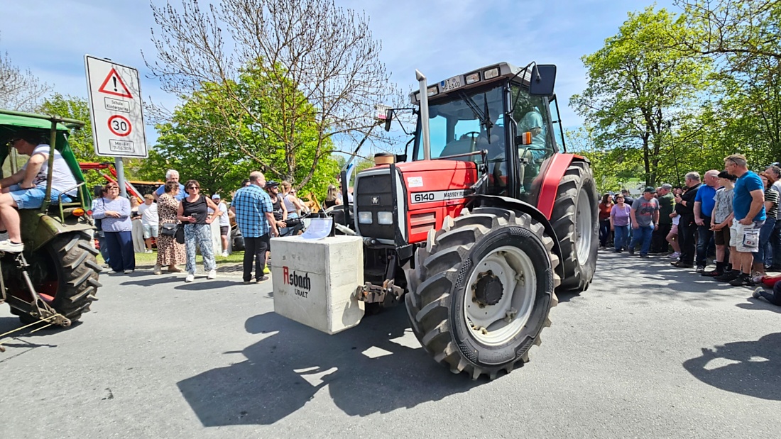Bulldogtreffen in Kirchenpingarten... die Ausfahrt um 13:30Uhr.
Hunderte Oldtimer-Schlepper nahmen an der Rundfahrt teil.
Zahlreiche Besucher staunten und jubelten den Schleppern und deren Fahrern zu.
