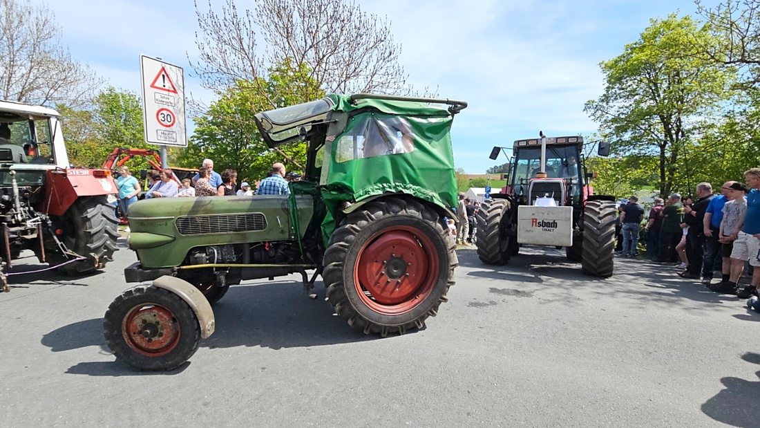 Bulldogtreffen in Kirchenpingarten... die Ausfahrt um 13:30Uhr.
Hunderte Oldtimer-Schlepper nahmen an der Rundfahrt teil.
Zahlreiche Besucher staunten und jubelten den Schleppern und deren Fahrern zu.