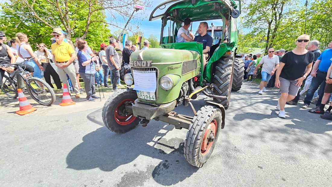 Bulldogtreffen in Kirchenpingarten... die Ausfahrt um 13:30Uhr.
Hunderte Oldtimer-Schlepper nahmen an der Rundfahrt teil.
Zahlreiche Besucher staunten und jubelten den Schleppern und deren Fahrern zu.