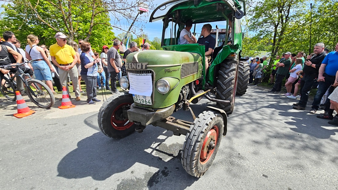 Bulldogtreffen in Kirchenpingarten... die Ausfahrt um 13:30Uhr.
Hunderte Oldtimer-Schlepper nahmen an der Rundfahrt teil.
Zahlreiche Besucher staunten und jubelten den Schleppern und deren Fahrern zu.