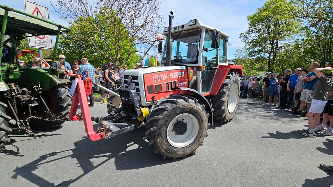 Bulldogtreffen in Kirchenpingarten... die Ausfahrt um 13:30Uhr.
Hunderte Oldtimer-Schlepper nahmen an der Rundfahrt teil.
Zahlreiche Besucher staunten und jubelten den Schleppern und deren Fahrern zu.