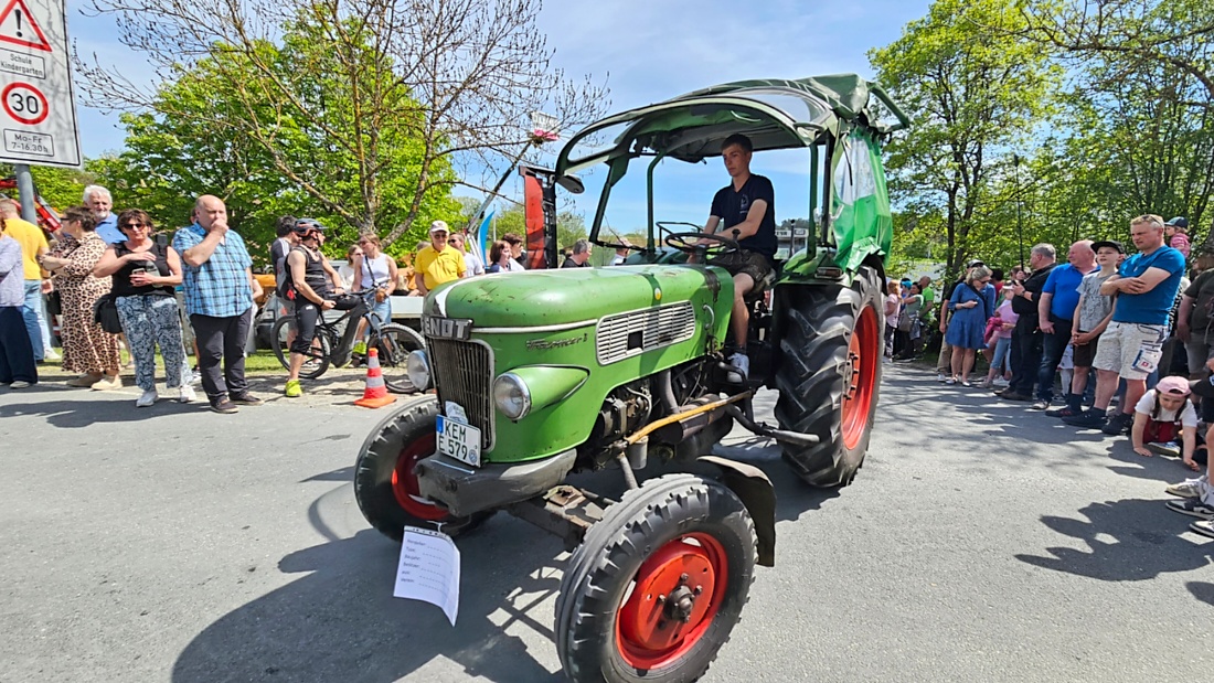 Bulldogtreffen in Kirchenpingarten... die Ausfahrt um 13:30Uhr.
Hunderte Oldtimer-Schlepper nahmen an der Rundfahrt teil.
Zahlreiche Besucher staunten und jubelten den Schleppern und deren Fahrern zu.