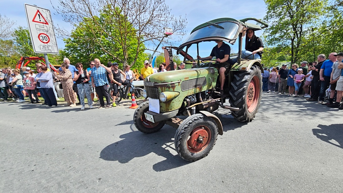 Bulldogtreffen in Kirchenpingarten... die Ausfahrt um 13:30Uhr.
Hunderte Oldtimer-Schlepper nahmen an der Rundfahrt teil.
Zahlreiche Besucher staunten und jubelten den Schleppern und deren Fahrern zu.