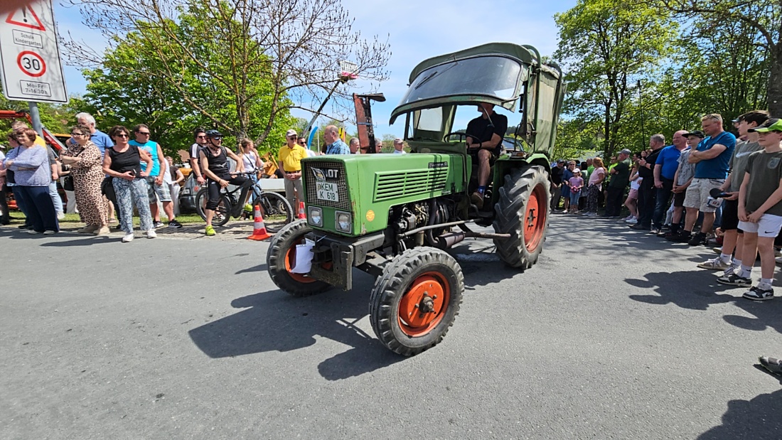 Bulldogtreffen in Kirchenpingarten... die Ausfahrt um 13:30Uhr.
Hunderte Oldtimer-Schlepper nahmen an der Rundfahrt teil.
Zahlreiche Besucher staunten und jubelten den Schleppern und deren Fahrern zu.