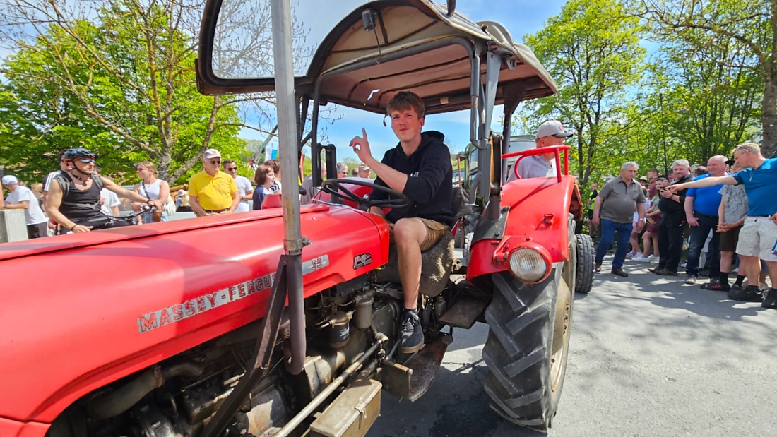 Bulldogtreffen in Kirchenpingarten... die Ausfahrt um 13:30Uhr.
Hunderte Oldtimer-Schlepper nahmen an der Rundfahrt teil.
Zahlreiche Besucher staunten und jubelten den Schleppern und deren Fahrern zu.