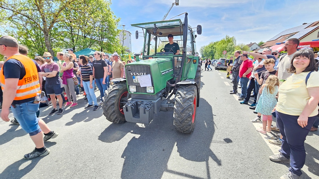 Bulldogtreffen in Kirchenpingarten... die Ausfahrt um 13:30Uhr.
Hunderte Oldtimer-Schlepper nahmen an der Rundfahrt teil.
Zahlreiche Besucher staunten und jubelten den Schleppern und deren Fahrern zu.