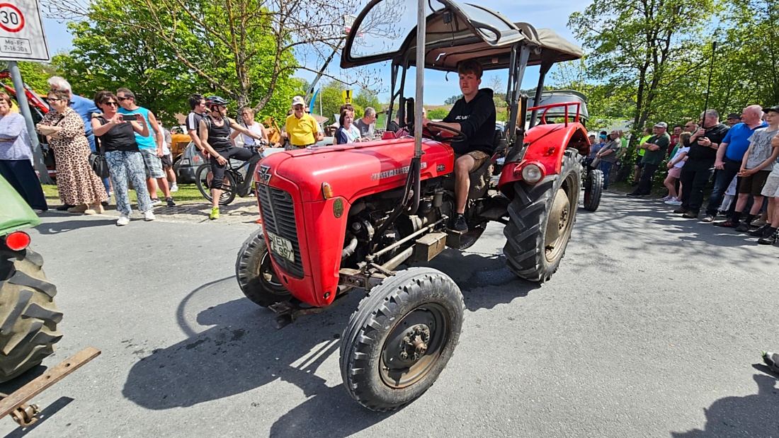 Bulldogtreffen in Kirchenpingarten... die Ausfahrt um 13:30Uhr.
Hunderte Oldtimer-Schlepper nahmen an der Rundfahrt teil.
Zahlreiche Besucher staunten und jubelten den Schleppern und deren Fahrern zu.
