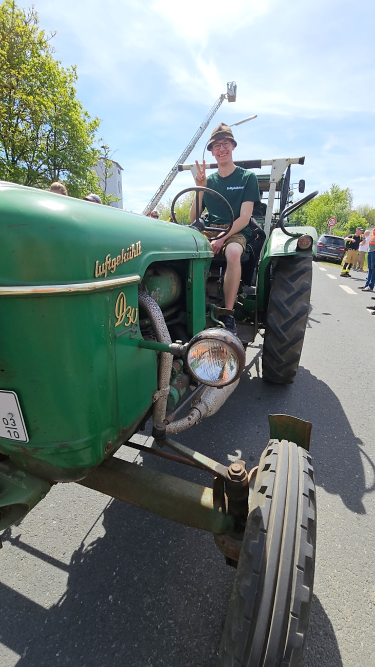 Bulldogtreffen in Kirchenpingarten... die Ausfahrt um 13:30Uhr.
Hunderte Oldtimer-Schlepper nahmen an der Rundfahrt teil.
Zahlreiche Besucher staunten und jubelten den Schleppern und deren Fahrern zu.