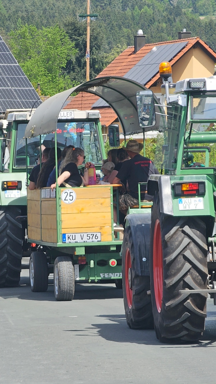 Bulldogtreffen in Kirchenpingarten... die Ausfahrt um 13:30Uhr.
Hunderte Oldtimer-Schlepper nahmen an der Rundfahrt teil.
Zahlreiche Besucher staunten und jubelten den Schleppern und deren Fahrern zu.