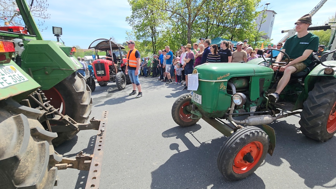 Bulldogtreffen in Kirchenpingarten... die Ausfahrt um 13:30Uhr.
Hunderte Oldtimer-Schlepper nahmen an der Rundfahrt teil.
Zahlreiche Besucher staunten und jubelten den Schleppern und deren Fahrern zu.