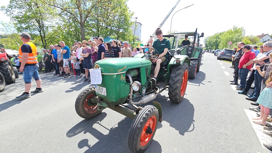 Bulldogtreffen in Kirchenpingarten... die Ausfahrt um 13:30Uhr.
Hunderte Oldtimer-Schlepper nahmen an der Rundfahrt teil.
Zahlreiche Besucher staunten und jubelten den Schleppern und deren Fahrern zu.