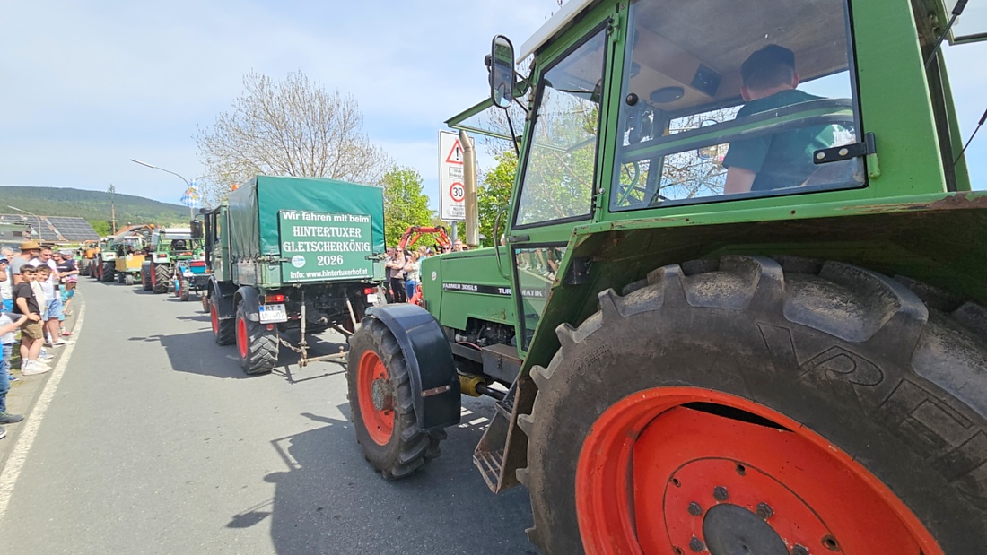 Bulldogtreffen in Kirchenpingarten... die Ausfahrt um 13:30Uhr.
Hunderte Oldtimer-Schlepper nahmen an der Rundfahrt teil.
Zahlreiche Besucher staunten und jubelten den Schleppern und deren Fahrern zu.