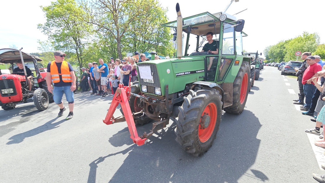 Bulldogtreffen in Kirchenpingarten... die Ausfahrt um 13:30Uhr.
Hunderte Oldtimer-Schlepper nahmen an der Rundfahrt teil.
Zahlreiche Besucher staunten und jubelten den Schleppern und deren Fahrern zu.