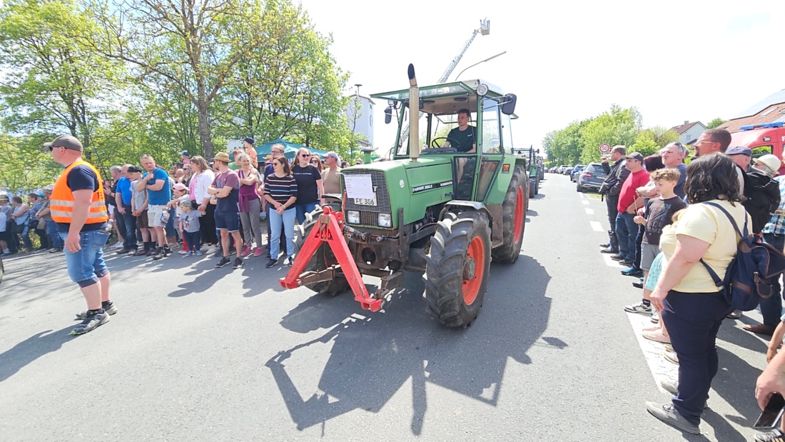 Bulldogtreffen in Kirchenpingarten... die Ausfahrt um 13:30Uhr.
Hunderte Oldtimer-Schlepper nahmen an der Rundfahrt teil.
Zahlreiche Besucher staunten und jubelten den Schleppern und deren Fahrern zu.