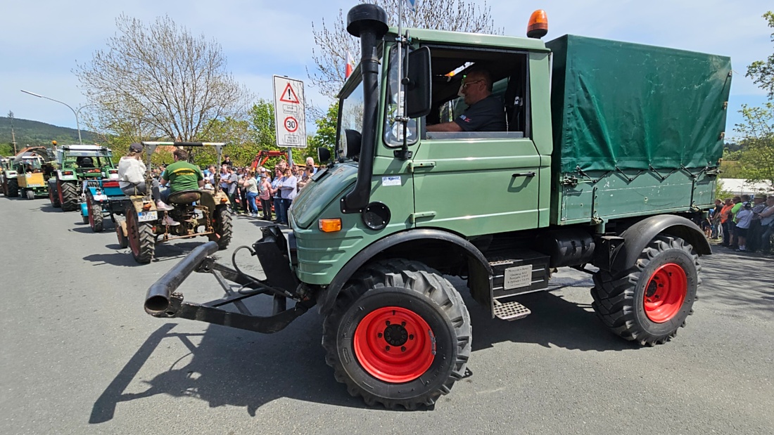 Bulldogtreffen in Kirchenpingarten... die Ausfahrt um 13:30Uhr.
Hunderte Oldtimer-Schlepper nahmen an der Rundfahrt teil.
Zahlreiche Besucher staunten und jubelten den Schleppern und deren Fahrern zu.