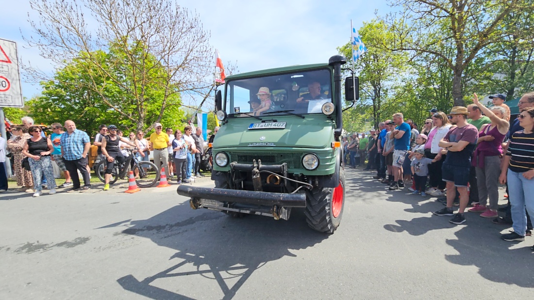 Bulldogtreffen in Kirchenpingarten... die Ausfahrt um 13:30Uhr.
Hunderte Oldtimer-Schlepper nahmen an der Rundfahrt teil.
Zahlreiche Besucher staunten und jubelten den Schleppern und deren Fahrern zu.