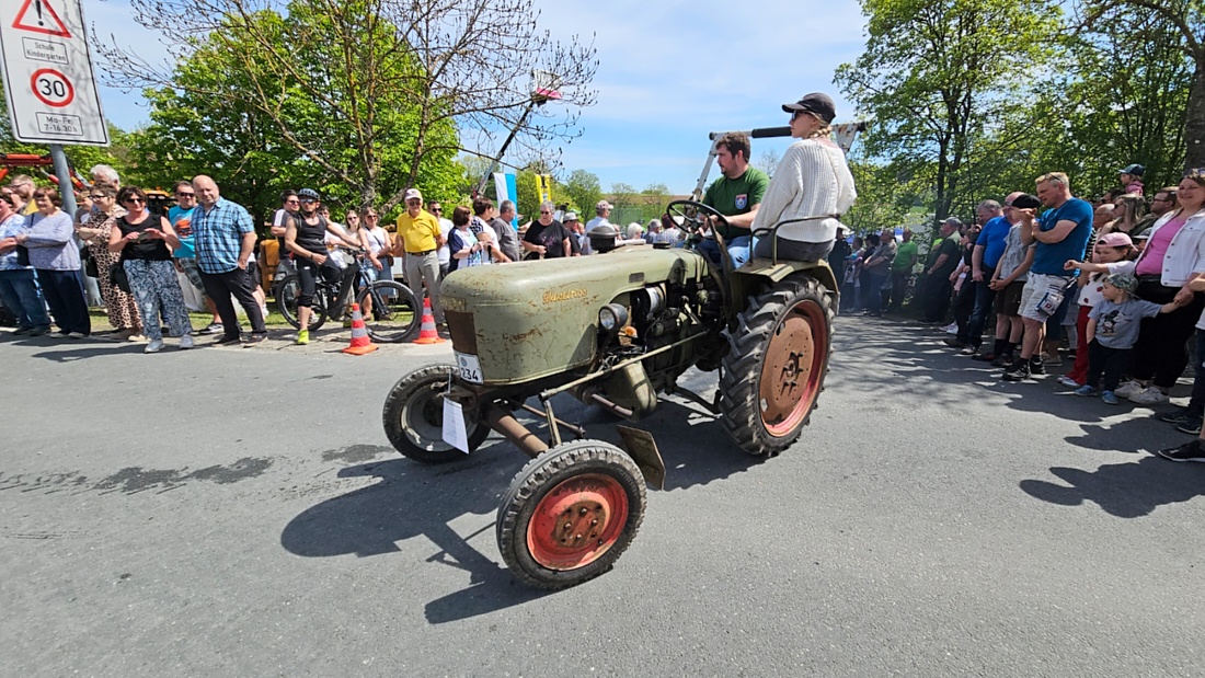 Bulldogtreffen in Kirchenpingarten... die Ausfahrt um 13:30Uhr.
Hunderte Oldtimer-Schlepper nahmen an der Rundfahrt teil.
Zahlreiche Besucher staunten und jubelten den Schleppern und deren Fahrern zu.