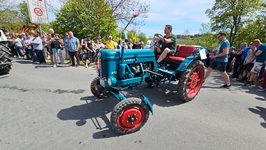 Bulldogtreffen in Kirchenpingarten... die Ausfahrt um 13:30Uhr.
Hunderte Oldtimer-Schlepper nahmen an der Rundfahrt teil.
Zahlreiche Besucher staunten und jubelten den Schleppern und deren Fahrern zu.