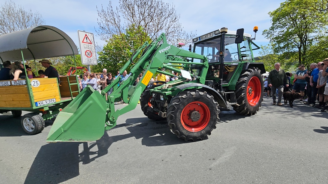 Bulldogtreffen in Kirchenpingarten... die Ausfahrt um 13:30Uhr.
Hunderte Oldtimer-Schlepper nahmen an der Rundfahrt teil.
Zahlreiche Besucher staunten und jubelten den Schleppern und deren Fahrern zu.
