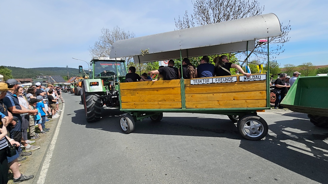 Bulldogtreffen in Kirchenpingarten... die Ausfahrt um 13:30Uhr.
Hunderte Oldtimer-Schlepper nahmen an der Rundfahrt teil.
Zahlreiche Besucher staunten und jubelten den Schleppern und deren Fahrern zu.