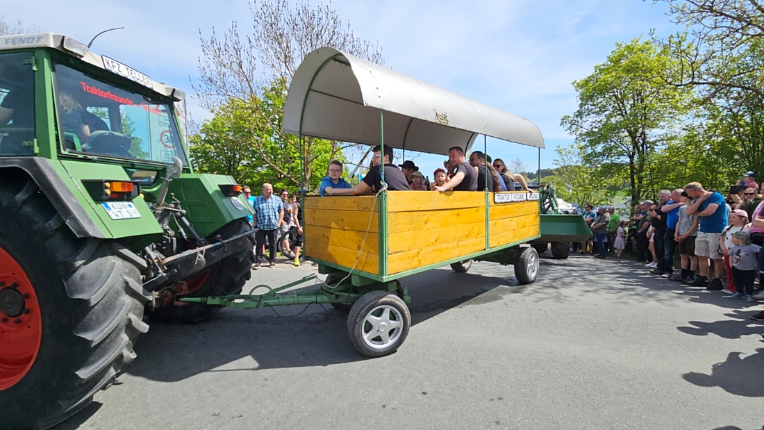 Bulldogtreffen in Kirchenpingarten... die Ausfahrt um 13:30Uhr.
Hunderte Oldtimer-Schlepper nahmen an der Rundfahrt teil.
Zahlreiche Besucher staunten und jubelten den Schleppern und deren Fahrern zu.