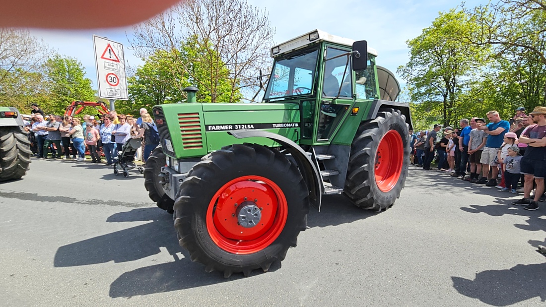 Bulldogtreffen in Kirchenpingarten... die Ausfahrt um 13:30Uhr.
Hunderte Oldtimer-Schlepper nahmen an der Rundfahrt teil.
Zahlreiche Besucher staunten und jubelten den Schleppern und deren Fahrern zu.