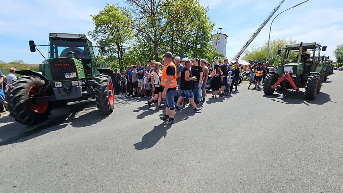 Bulldogtreffen in Kirchenpingarten... die Ausfahrt um 13:30Uhr.
Hunderte Oldtimer-Schlepper nahmen an der Rundfahrt teil.
Zahlreiche Besucher staunten und jubelten den Schleppern und deren Fahrern zu.