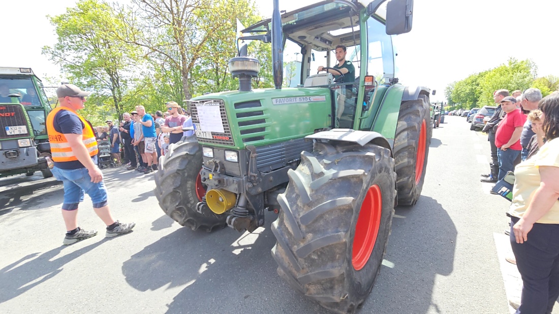 Bulldogtreffen in Kirchenpingarten... die Ausfahrt um 13:30Uhr.
Hunderte Oldtimer-Schlepper nahmen an der Rundfahrt teil.
Zahlreiche Besucher staunten und jubelten den Schleppern und deren Fahrern zu.