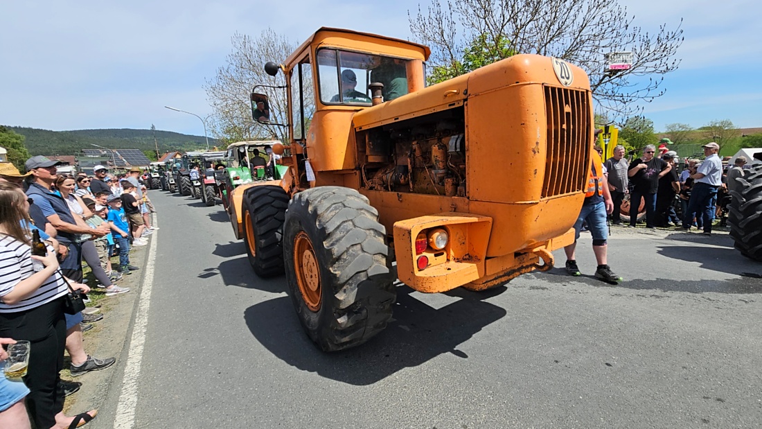 Bulldogtreffen in Kirchenpingarten... die Ausfahrt um 13:30Uhr.
Hunderte Oldtimer-Schlepper nahmen an der Rundfahrt teil.
Zahlreiche Besucher staunten und jubelten den Schleppern und deren Fahrern zu.