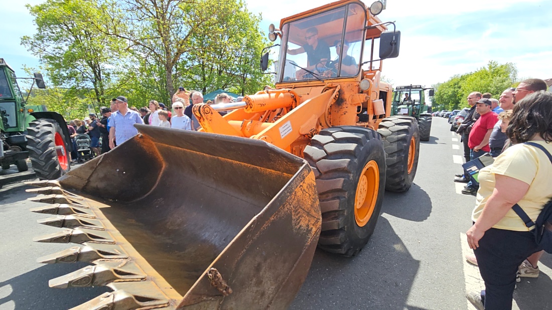 Bulldogtreffen in Kirchenpingarten... die Ausfahrt um 13:30Uhr.
Hunderte Oldtimer-Schlepper nahmen an der Rundfahrt teil.
Zahlreiche Besucher staunten und jubelten den Schleppern und deren Fahrern zu.