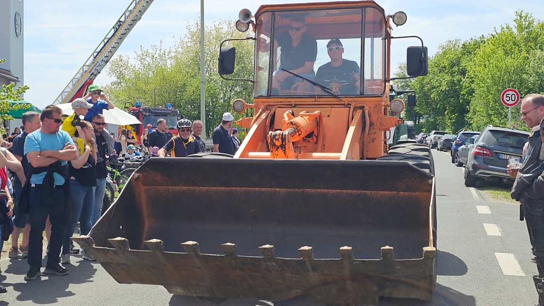 Bulldogtreffen in Kirchenpingarten... die Ausfahrt um 13:30Uhr.
Hunderte Oldtimer-Schlepper nahmen an der Rundfahrt teil.
Zahlreiche Besucher staunten und jubelten den Schleppern und deren Fahrern zu.