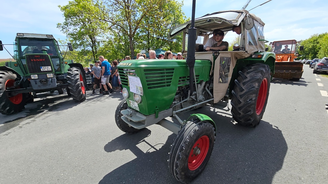 Bulldogtreffen in Kirchenpingarten... die Ausfahrt um 13:30Uhr.
Hunderte Oldtimer-Schlepper nahmen an der Rundfahrt teil.
Zahlreiche Besucher staunten und jubelten den Schleppern und deren Fahrern zu.