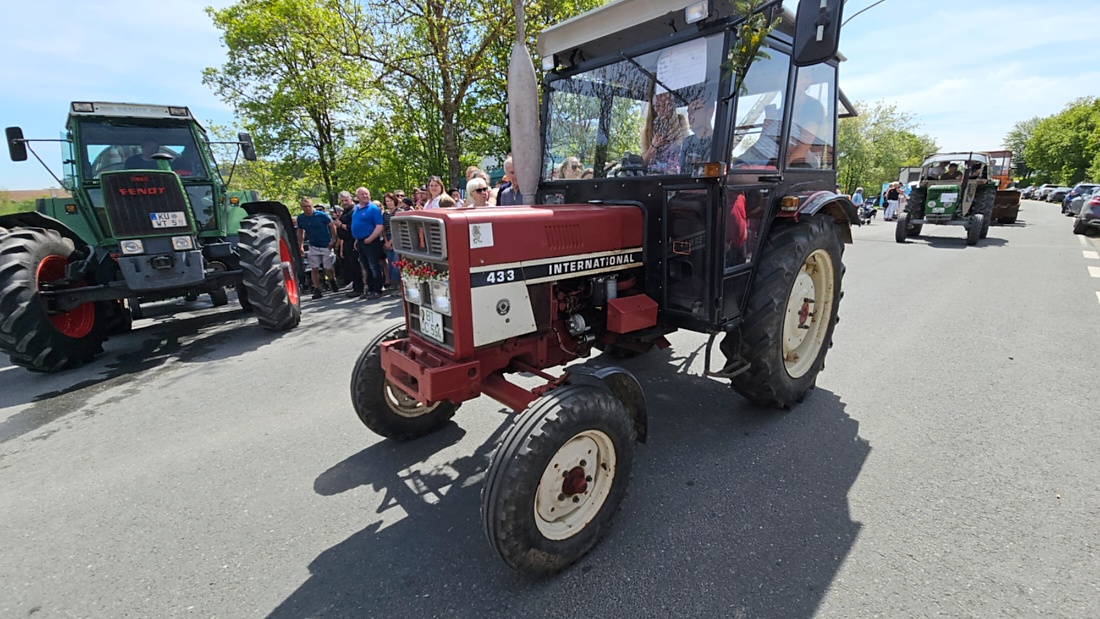 Bulldogtreffen in Kirchenpingarten... die Ausfahrt um 13:30Uhr.
Hunderte Oldtimer-Schlepper nahmen an der Rundfahrt teil.
Zahlreiche Besucher staunten und jubelten den Schleppern und deren Fahrern zu.