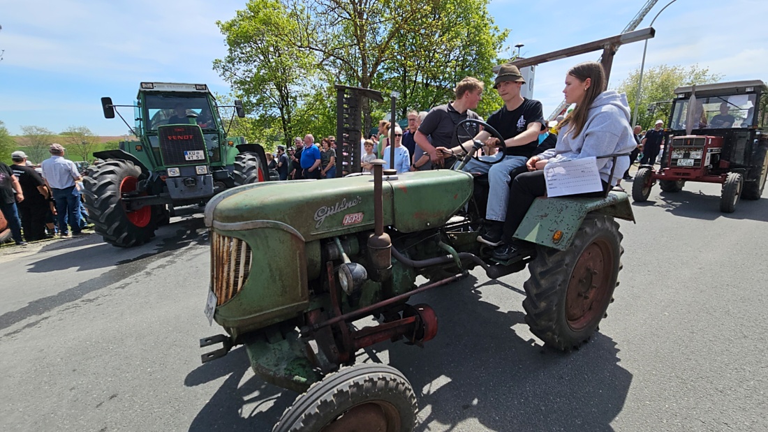 Bulldogtreffen in Kirchenpingarten... die Ausfahrt um 13:30Uhr.
Hunderte Oldtimer-Schlepper nahmen an der Rundfahrt teil.
Zahlreiche Besucher staunten und jubelten den Schleppern und deren Fahrern zu.