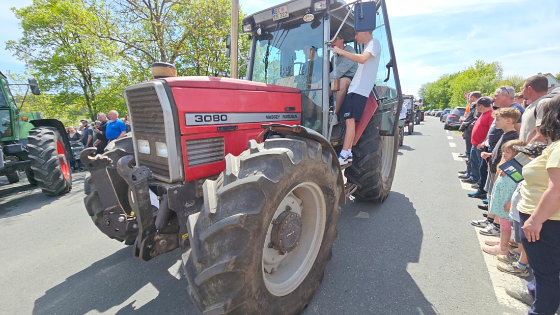 Bulldogtreffen in Kirchenpingarten... die Ausfahrt um 13:30Uhr.
Hunderte Oldtimer-Schlepper nahmen an der Rundfahrt teil.
Zahlreiche Besucher staunten und jubelten den Schleppern und deren Fahrern zu.