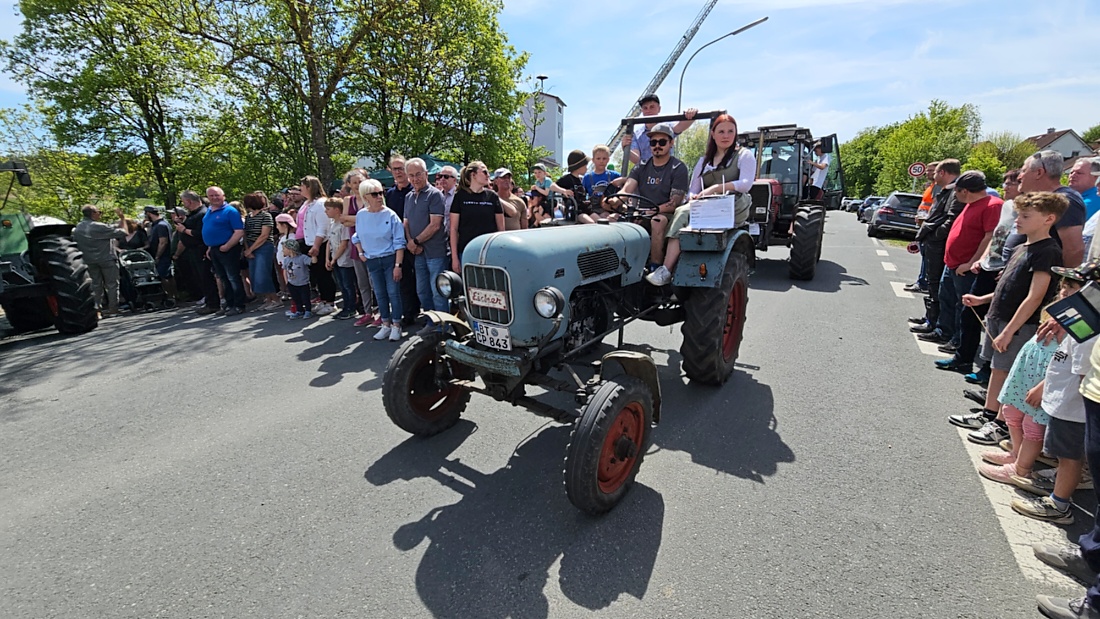 Bulldogtreffen in Kirchenpingarten... die Ausfahrt um 13:30Uhr.
Hunderte Oldtimer-Schlepper nahmen an der Rundfahrt teil.
Zahlreiche Besucher staunten und jubelten den Schleppern und deren Fahrern zu.