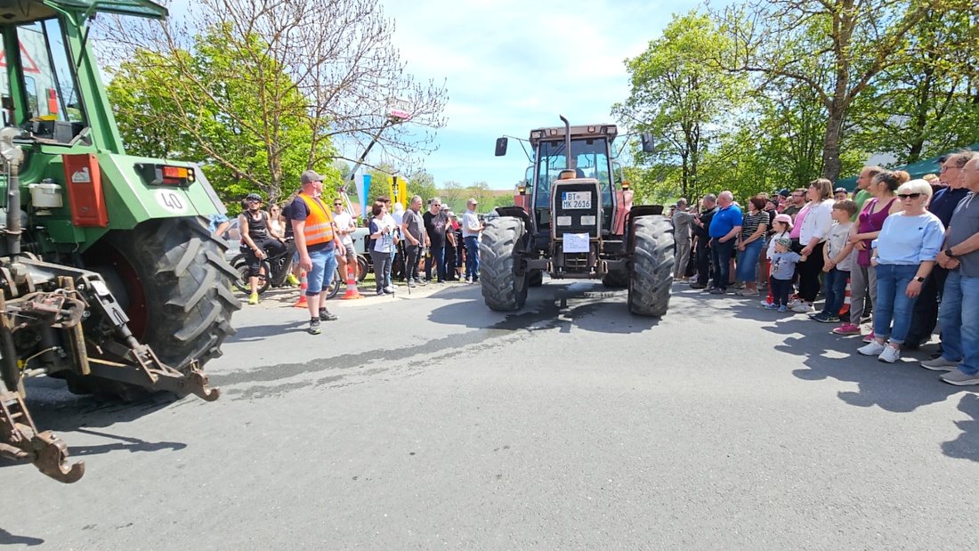 Bulldogtreffen in Kirchenpingarten... die Ausfahrt um 13:30Uhr.
Hunderte Oldtimer-Schlepper nahmen an der Rundfahrt teil.
Zahlreiche Besucher staunten und jubelten den Schleppern und deren Fahrern zu.