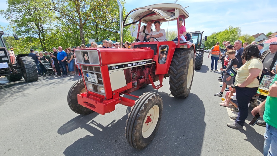 Bulldogtreffen in Kirchenpingarten... die Ausfahrt um 13:30Uhr.
Hunderte Oldtimer-Schlepper nahmen an der Rundfahrt teil.
Zahlreiche Besucher staunten und jubelten den Schleppern und deren Fahrern zu.